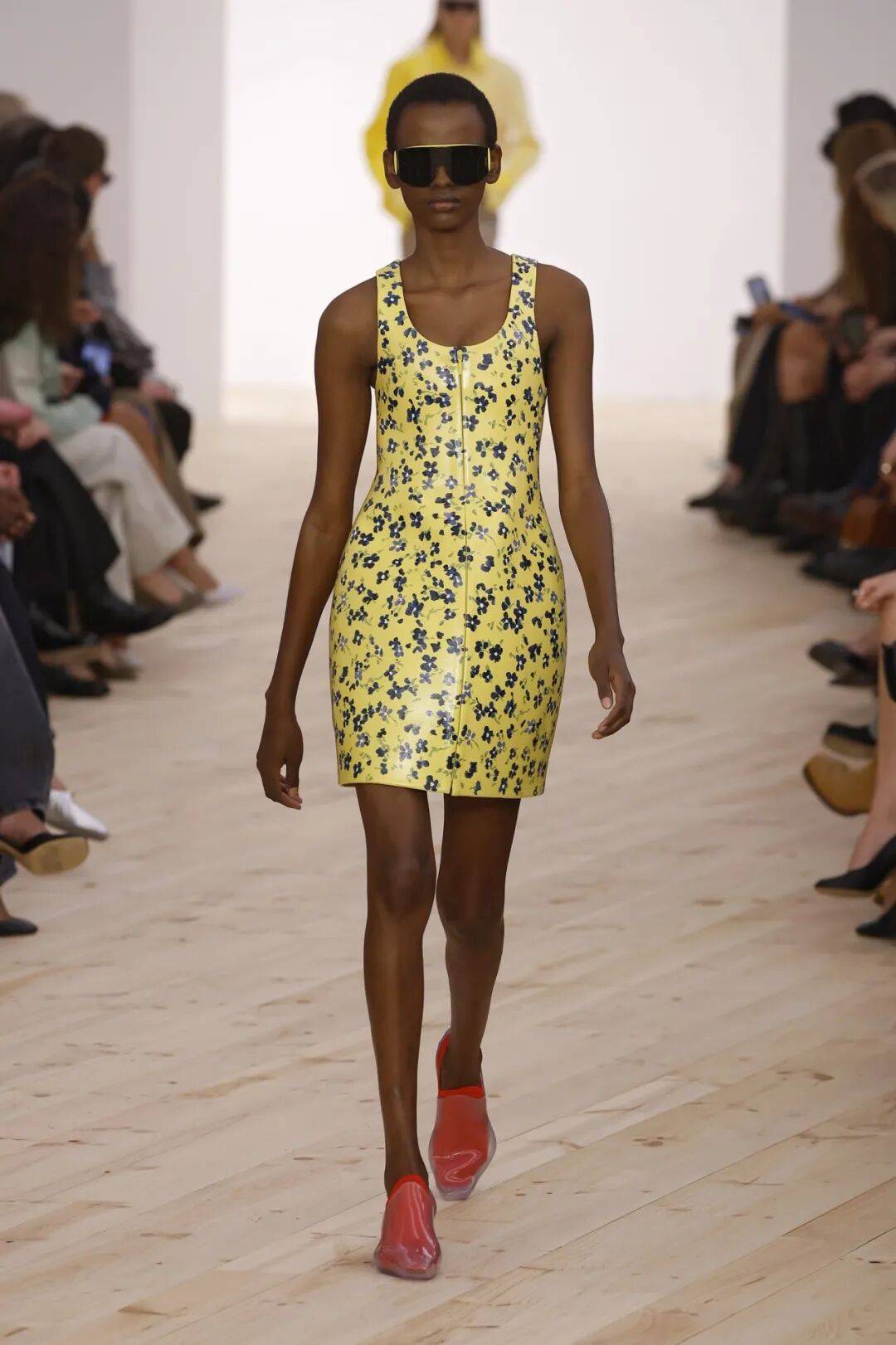 LOEWE新设计师首秀爆了,新配色太撩人!