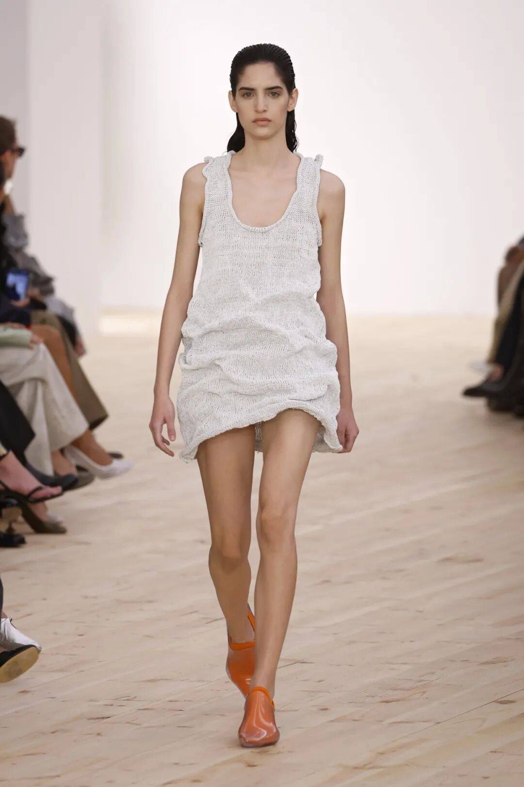 LOEWE新设计师首秀爆了,新配色太撩人!