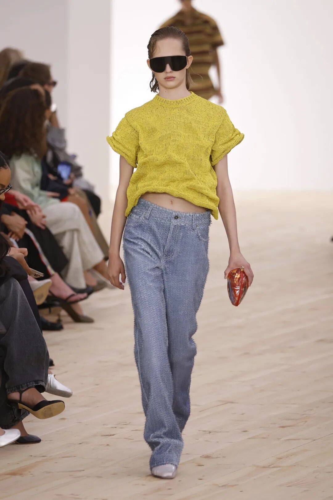 LOEWE新设计师首秀爆了,新配色太撩人!