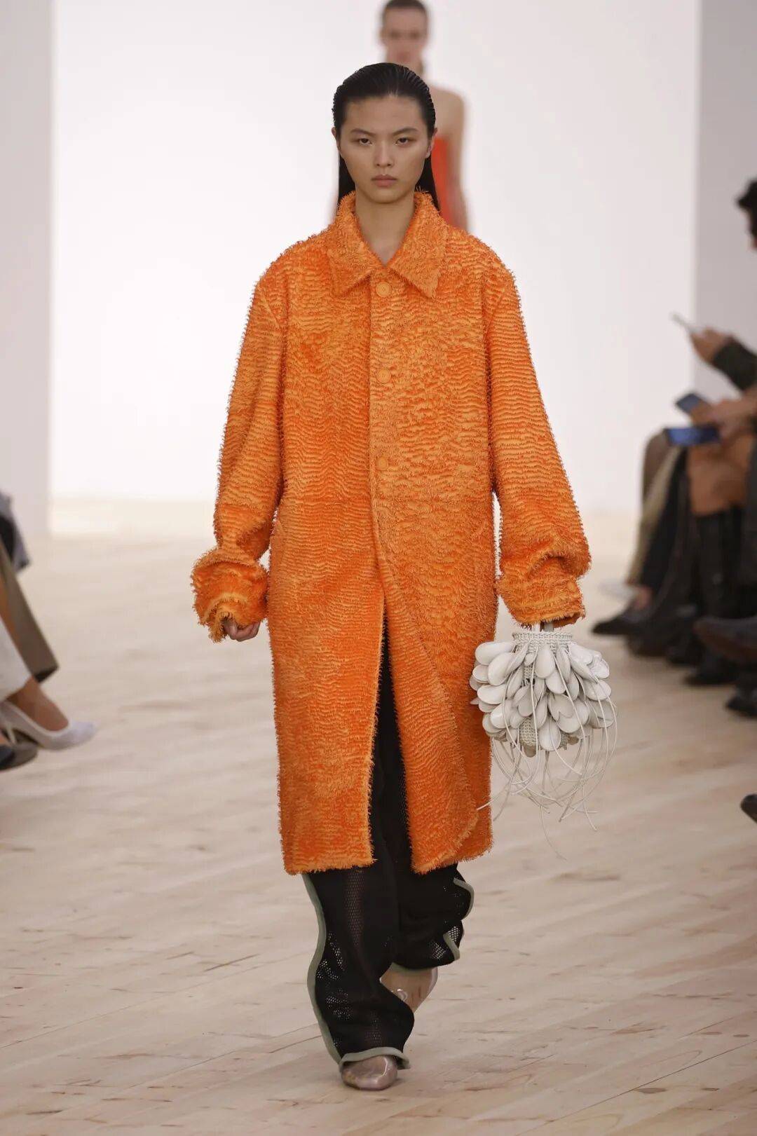 LOEWE新设计师首秀爆了,新配色太撩人!