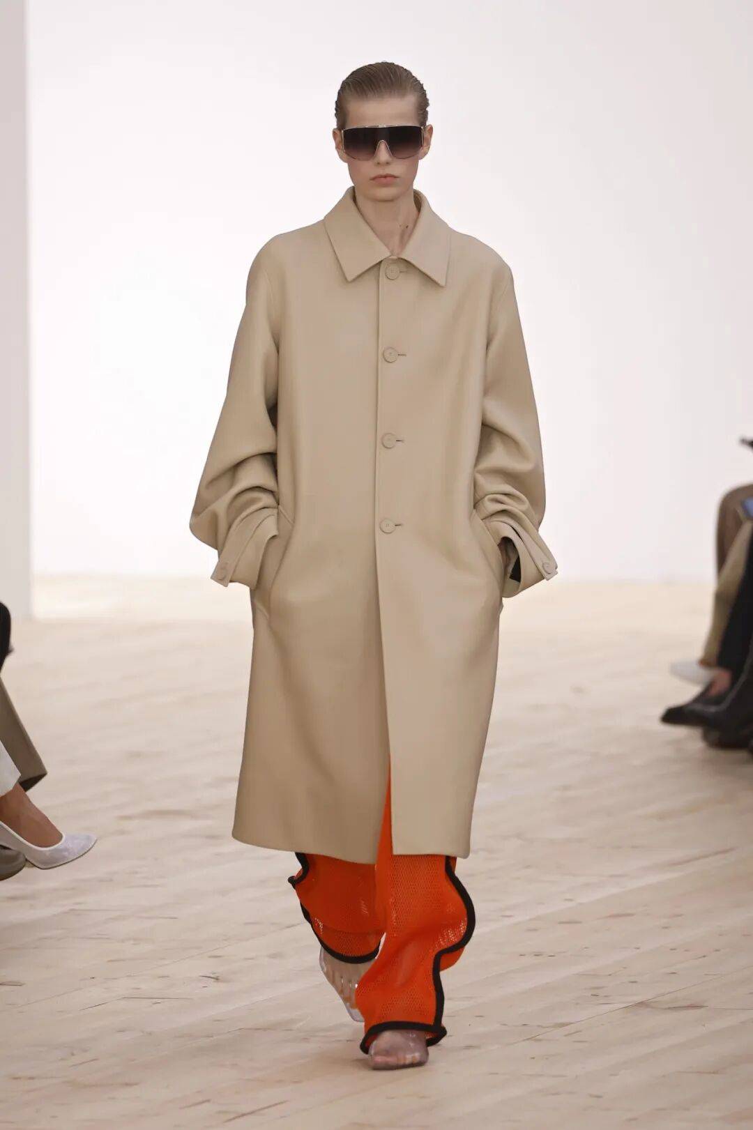 LOEWE新设计师首秀爆了,新配色太撩人!