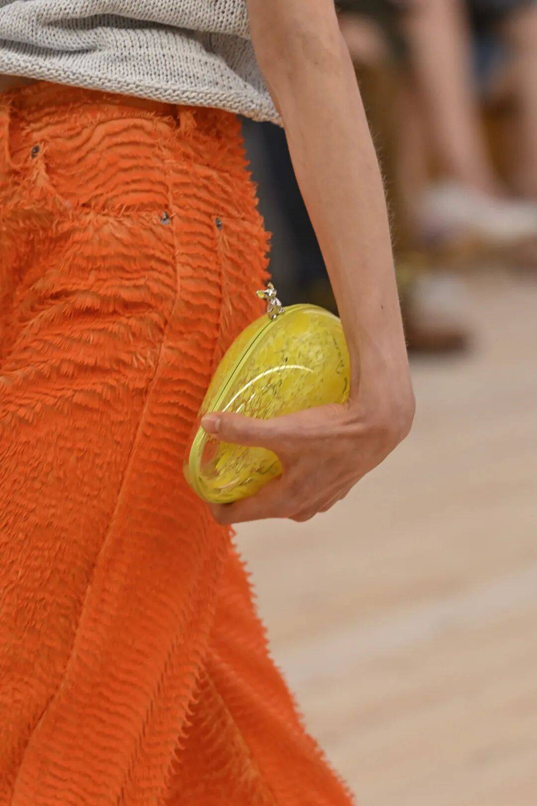 LOEWE新设计师首秀爆了,新配色太撩人!