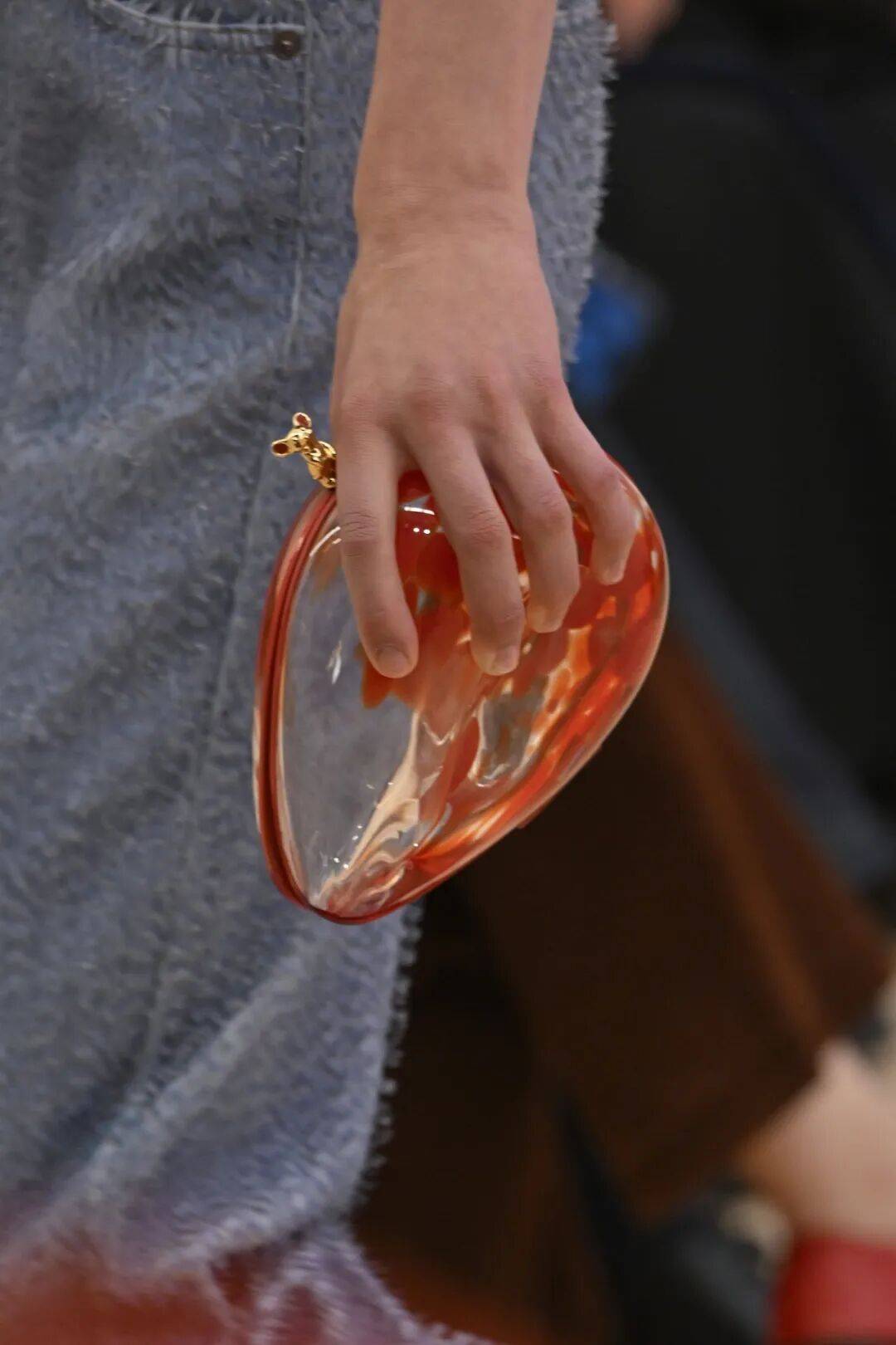 LOEWE新设计师首秀爆了,新配色太撩人!