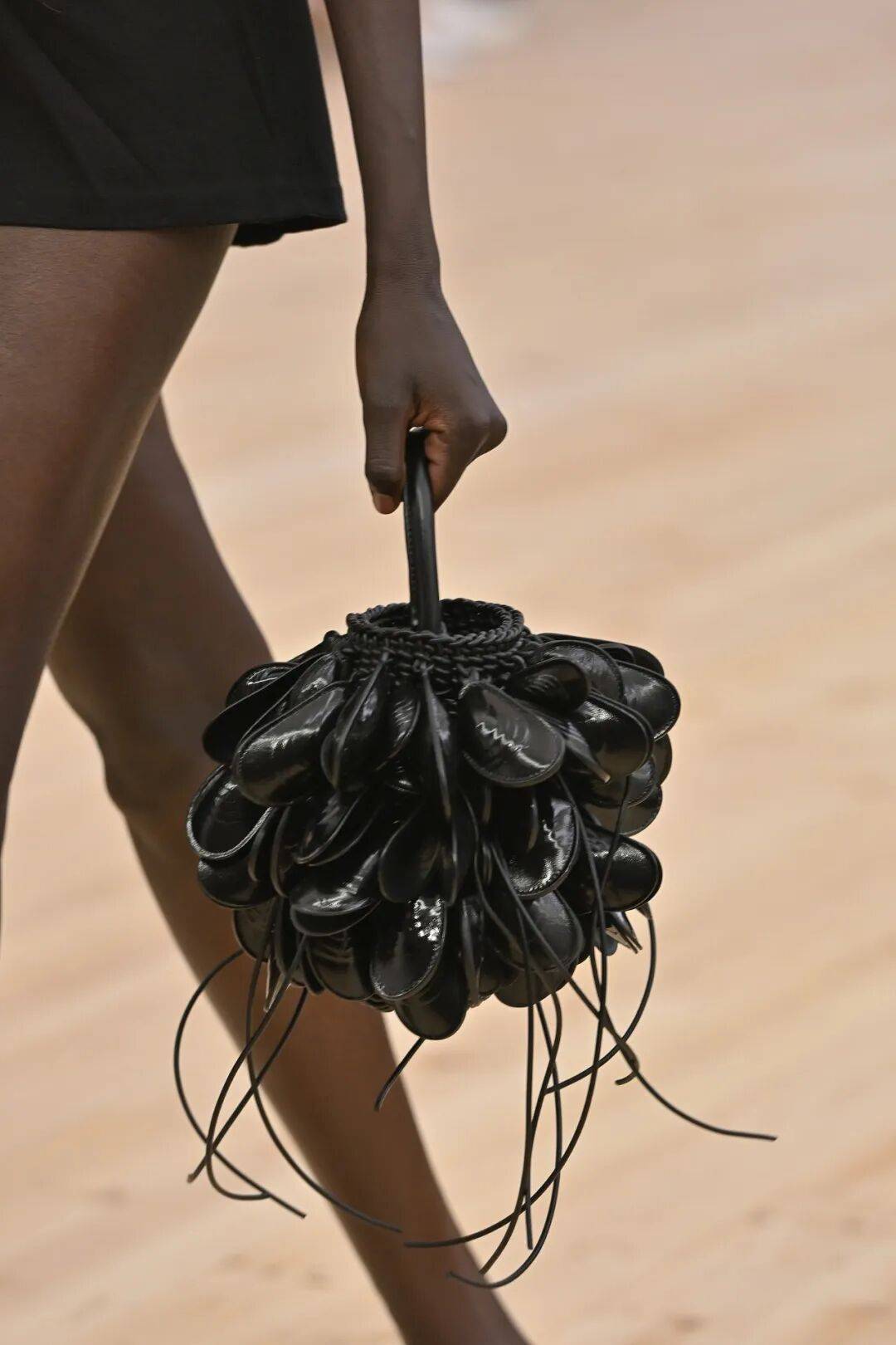 LOEWE新设计师首秀爆了,新配色太撩人!