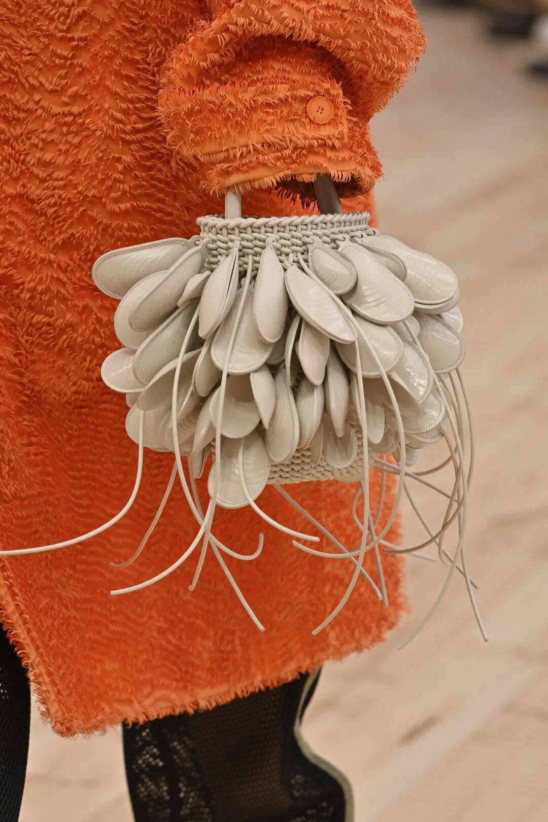 LOEWE新设计师首秀爆了,新配色太撩人!