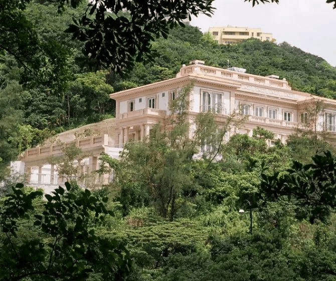 香港顶级豪宅“山顶道1号”发生命案,31岁菲佣在房内自尽;金庸夫妇曾居住11年,市价超5.6亿港元或成香港最贵凶宅