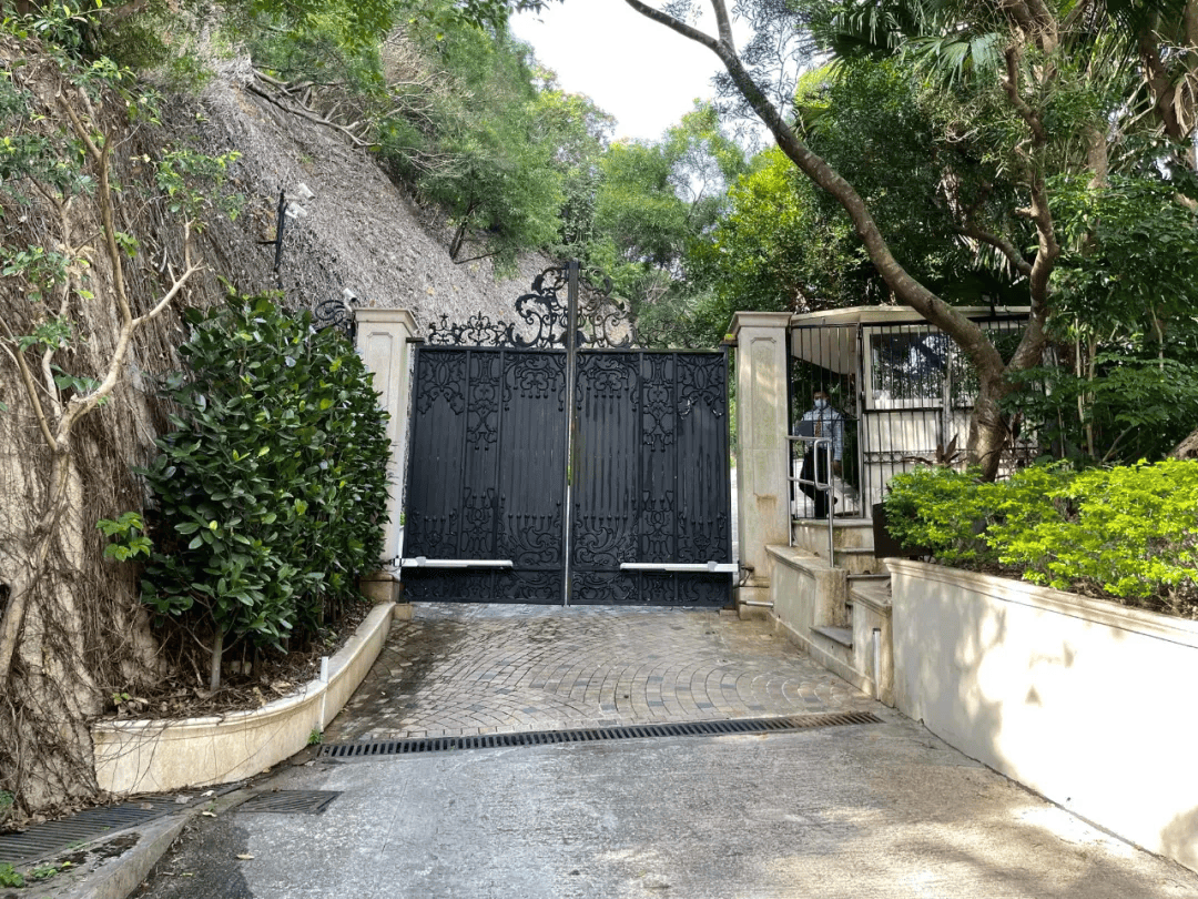 香港顶级豪宅“山顶道1号”发生命案,31岁菲佣在房内自尽;金庸夫妇曾居住11年,市价超5.6亿港元或成香港最贵凶宅