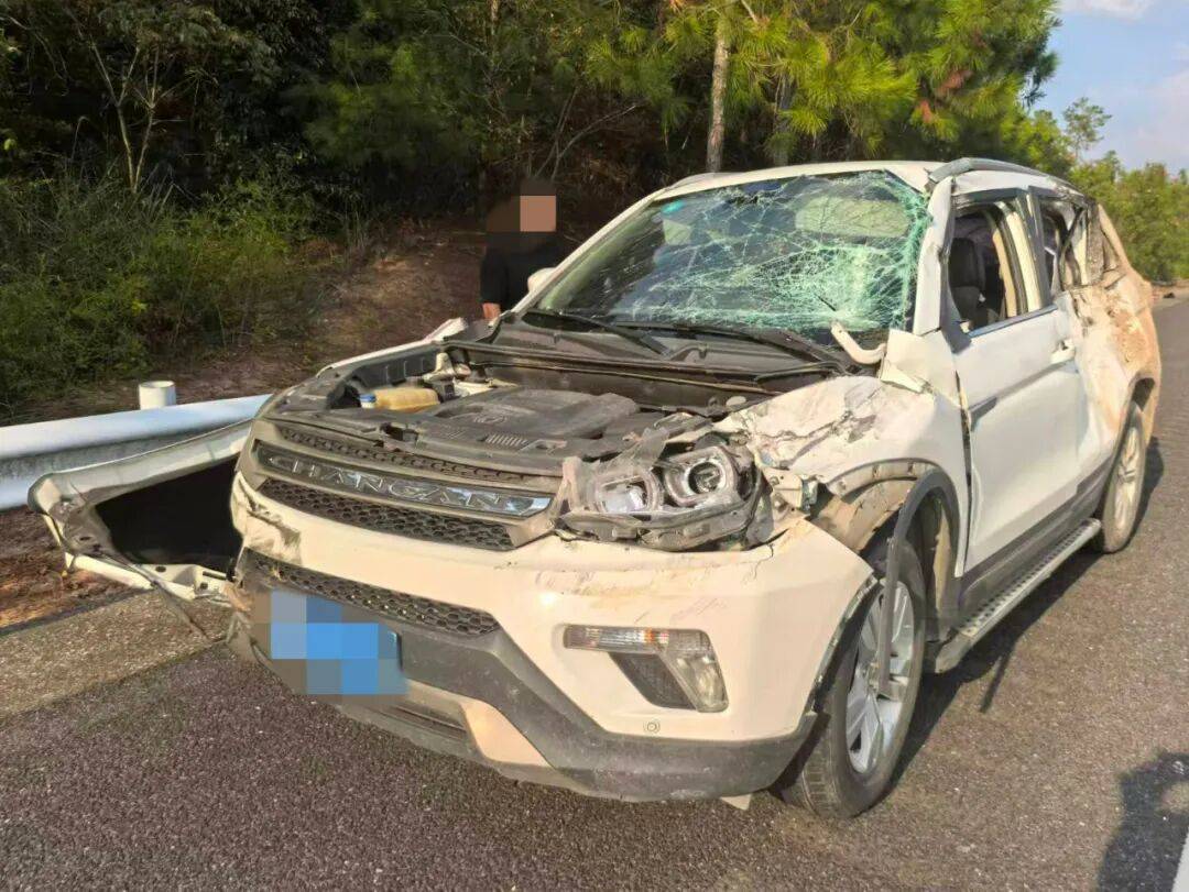 “我撒谎天打雷劈!”男子高速突然强行变道致翻车,反诬赖对方