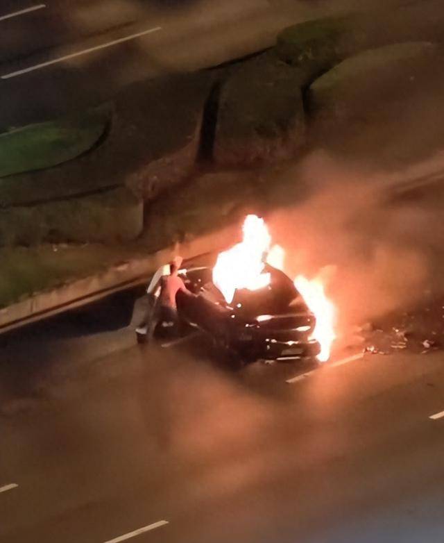 小轿车凌晨疑超速失控自燃,市民尝试破窗救援未果;成都交警:事故还在调查中