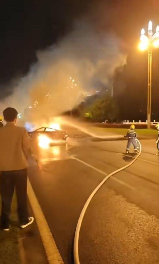 小轿车凌晨疑超速失控自燃,市民尝试破窗救援未果;成都交警:事故还在调查中