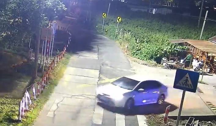 浙江一姑娘以奶茶为记号,竟然在草丛里藏了11万现金!