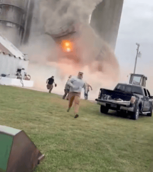 美媒:美国一储藏约816吨大豆粮仓轰然倒塌,周围的人仓皇逃离