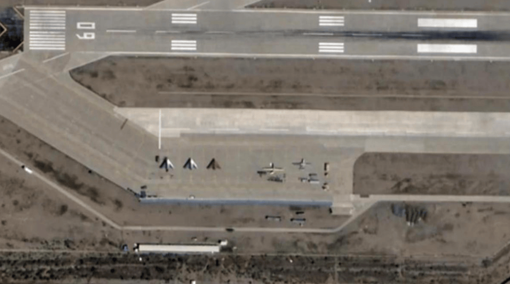 歼20携无人作战群亮剑,美媒赞叹世界首创,印媒:就是针对印度!