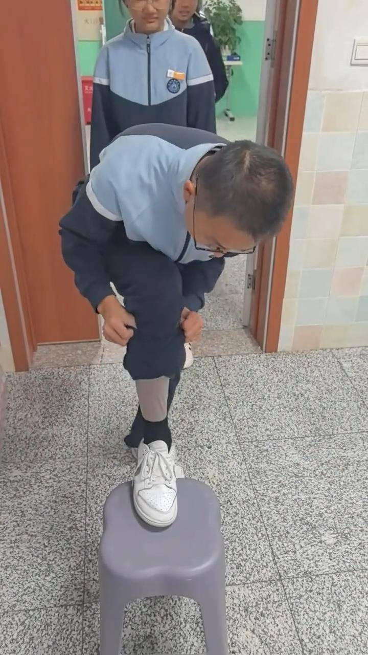 长春一班主任课前让学生排队受检“是否穿秋裤”,网友点赞:以后你会感谢老师