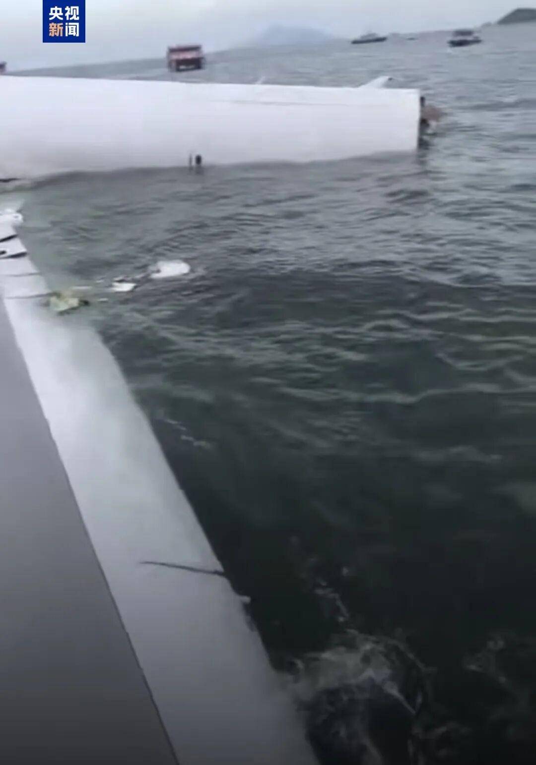 货机降落时冲出跑道坠海致2人死亡,香港机场管理局:降落前未发出求助信号,事故原因正调查