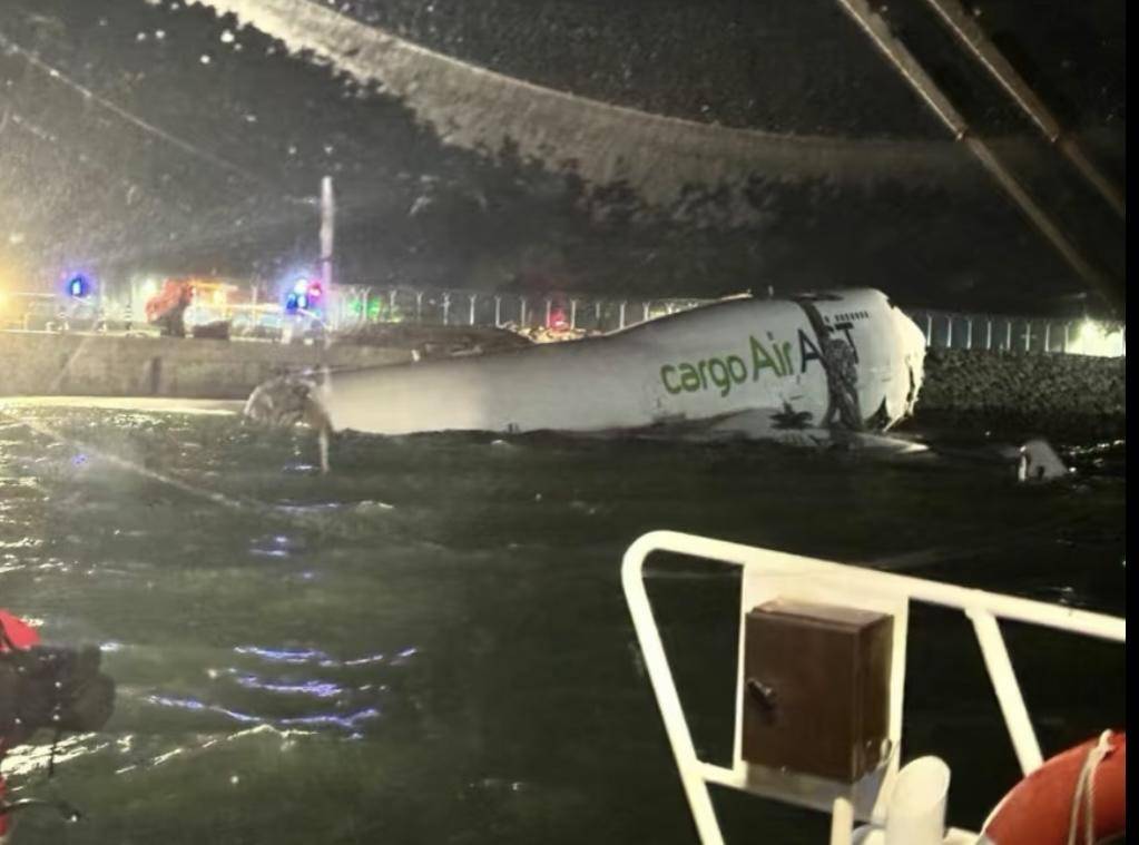 货机降落时冲出跑道坠海致2人死亡,香港机场管理局:降落前未发出求助信号,事故原因正调查