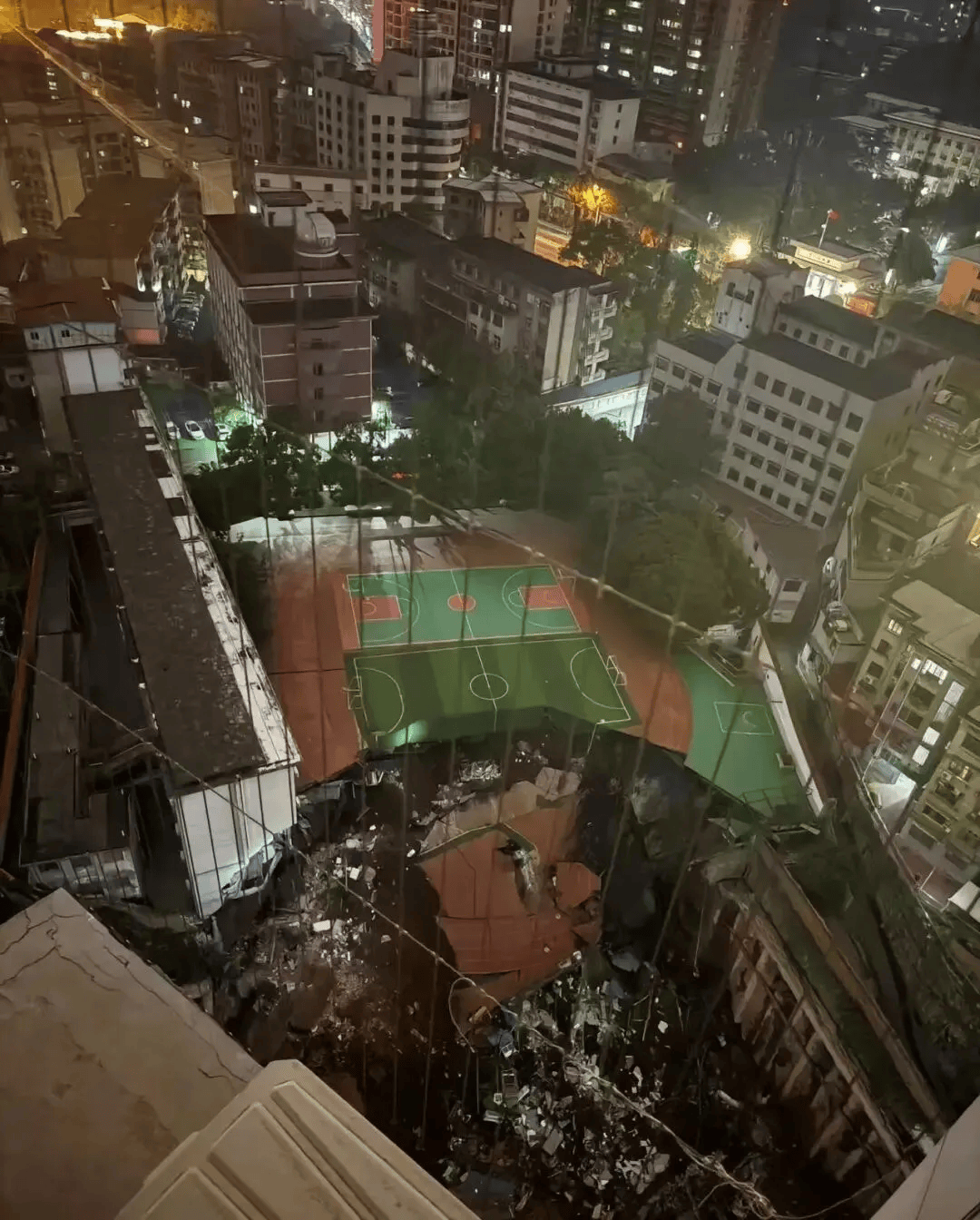 近4000人小学突发坍塌形成巨大坑洞,操场塌下去一半,“还好发生在夜里”