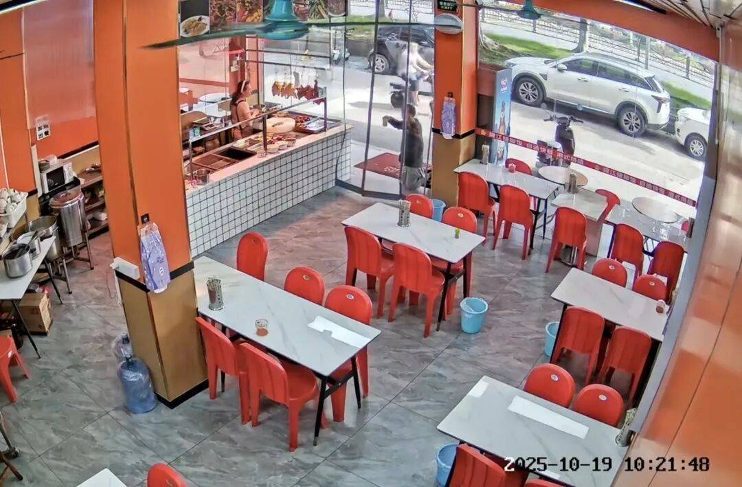 小伙到广州一猪脚饭店吃免费“2号餐”,突然跪地道谢,老板娘:以后要吃饭就直接过来