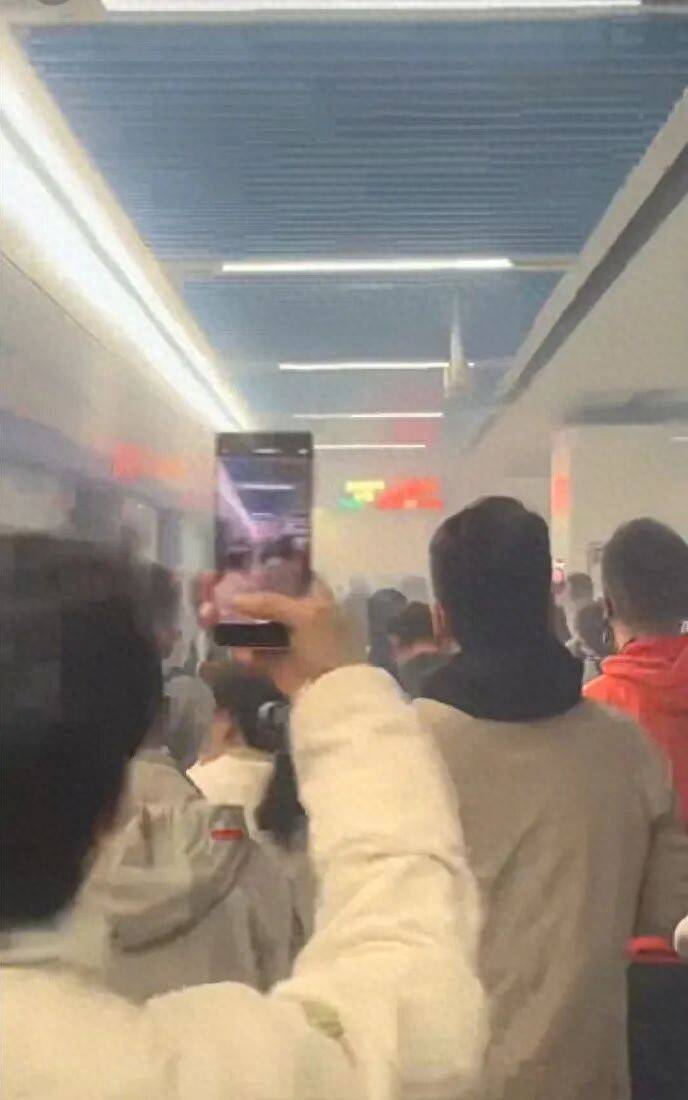 南京地铁1号线发生故障,晓庄站浓烟弥漫,地铁公司回应:列车偶发设备故障