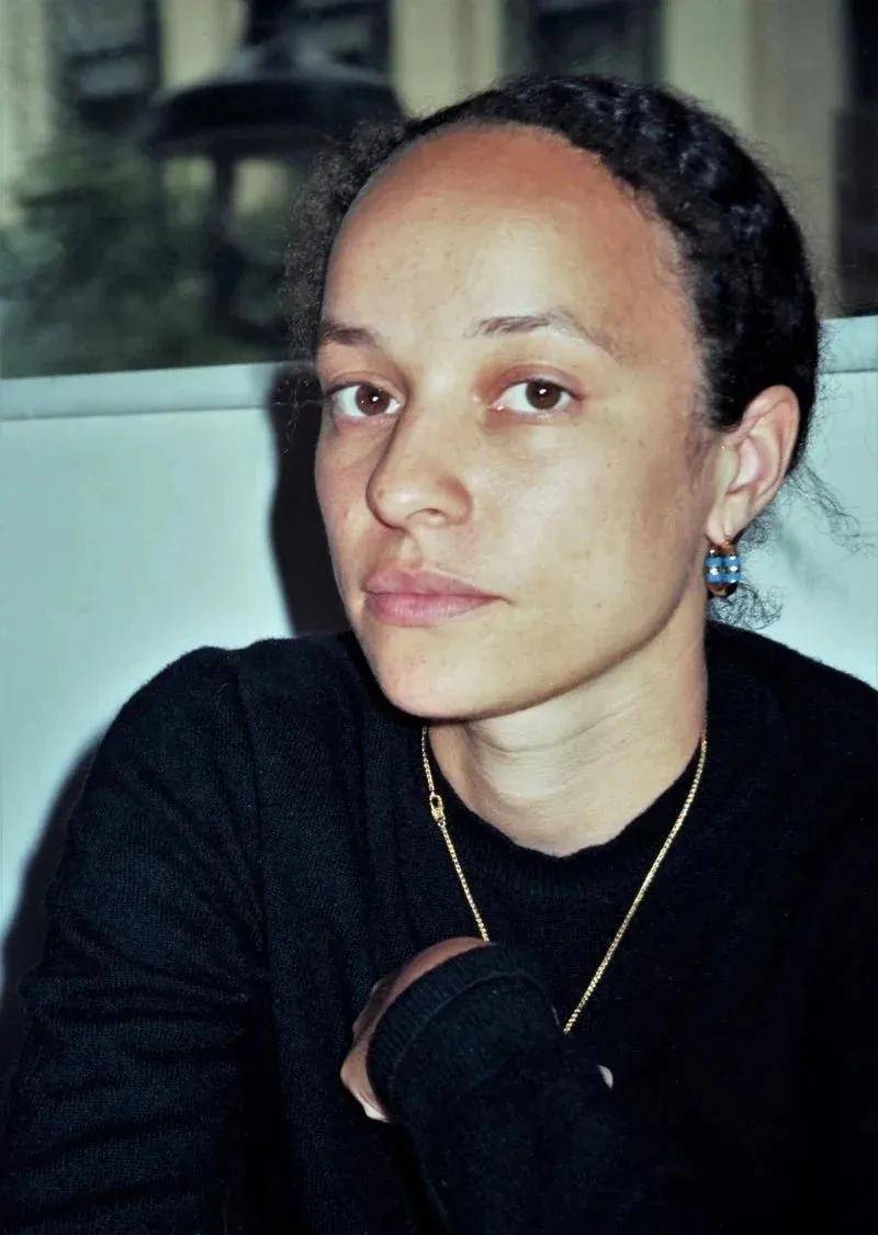 贾玲李现请假视频受热议,宁艺卓封面风格突破,顶尖设计师履新引关注