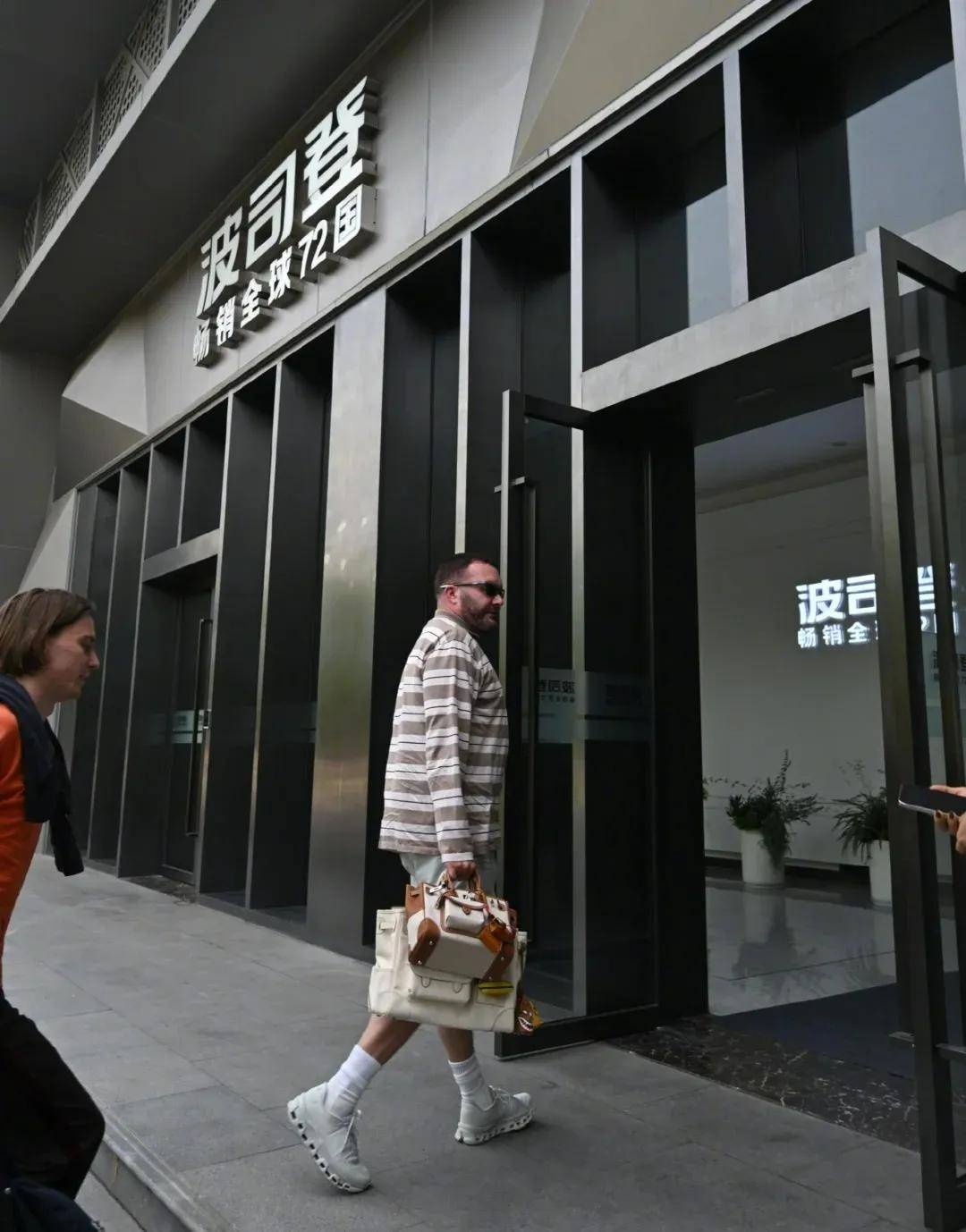 贾玲李现请假视频受热议,宁艺卓封面风格突破,顶尖设计师履新引关注