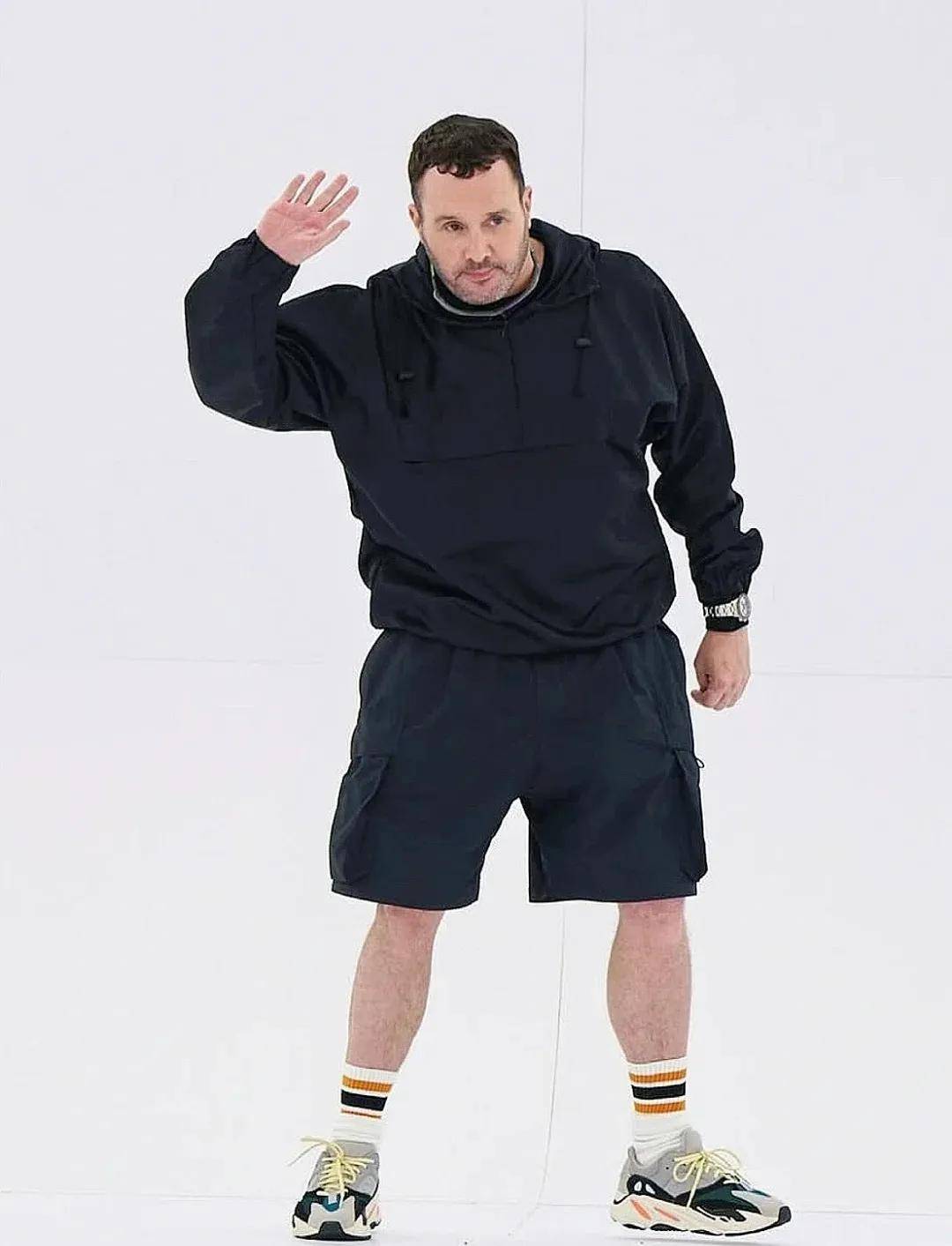 贾玲李现请假视频受热议,宁艺卓封面风格突破,顶尖设计师履新引关注