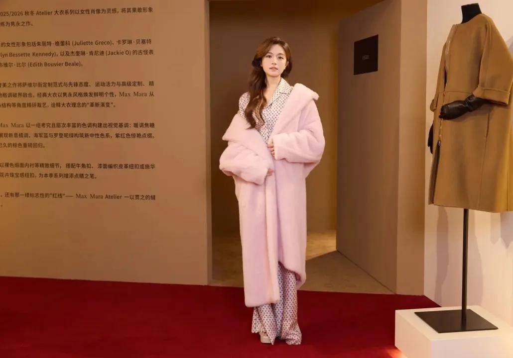 贾玲李现请假视频受热议,宁艺卓封面风格突破,顶尖设计师履新引关注