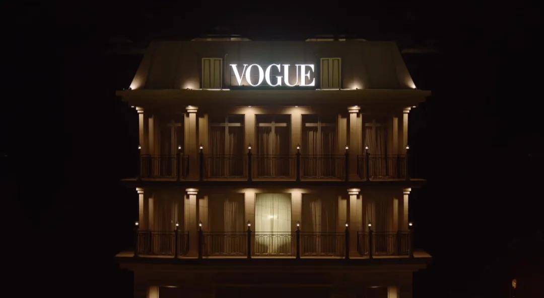 贾玲李现请假视频受热议,宁艺卓封面风格突破,顶尖设计师履新引关注