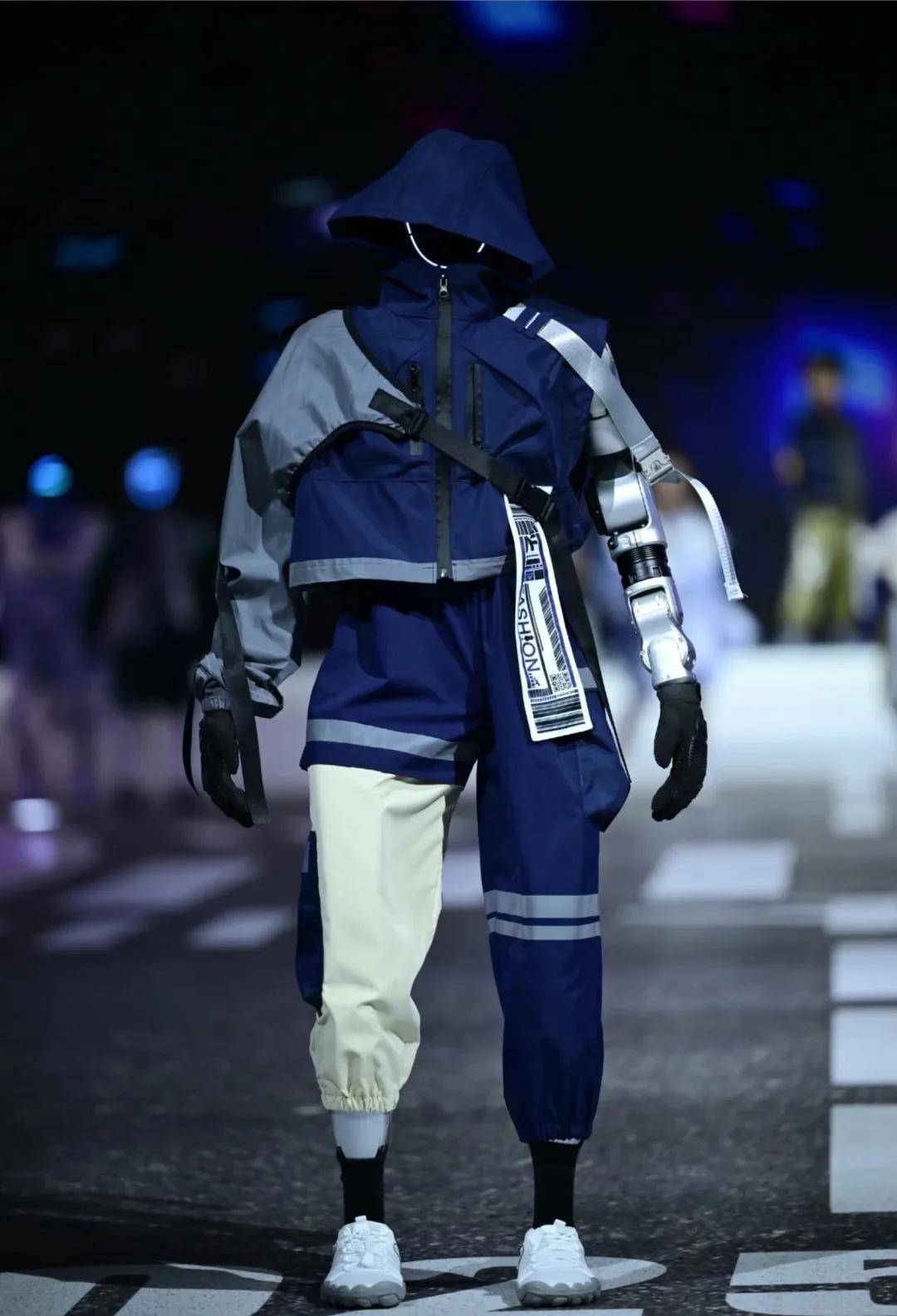 贾玲李现请假视频受热议,宁艺卓封面风格突破,顶尖设计师履新引关注