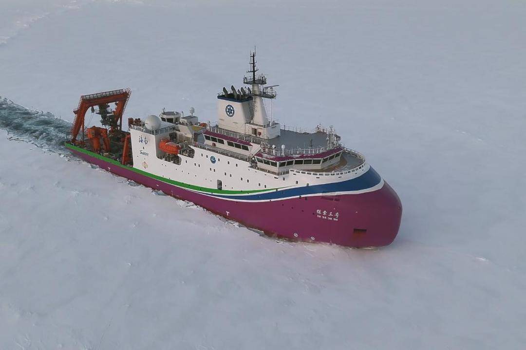 “奋斗者”号回到三亚 载人深潜“双雄”在北极实现水下联合作业