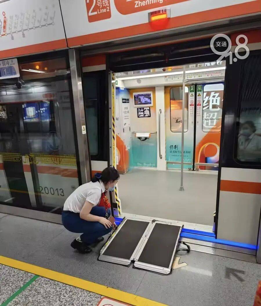 杭州地铁内,女乘客突然崩溃大哭!紧接着……这一幕被拍下