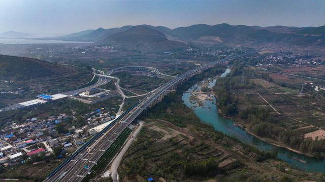 山东高速集团投资建设的临沂至滕州公路柳树庄枢纽互通至费县南互通段建成通车