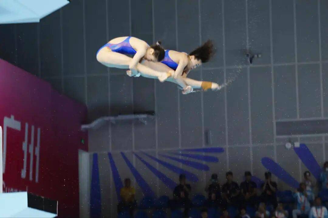 全红婵伤愈首秀夺冠!出战女子团体双人10米台,看台上都是为她加油的海报