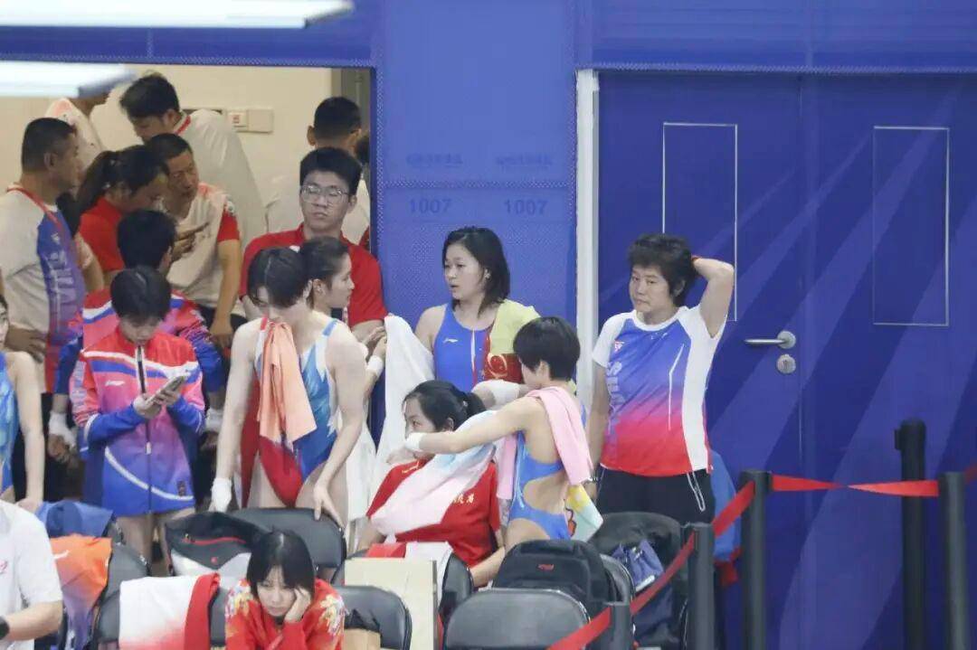 全红婵伤愈首秀夺冠!出战女子团体双人10米台,看台上都是为她加油的海报