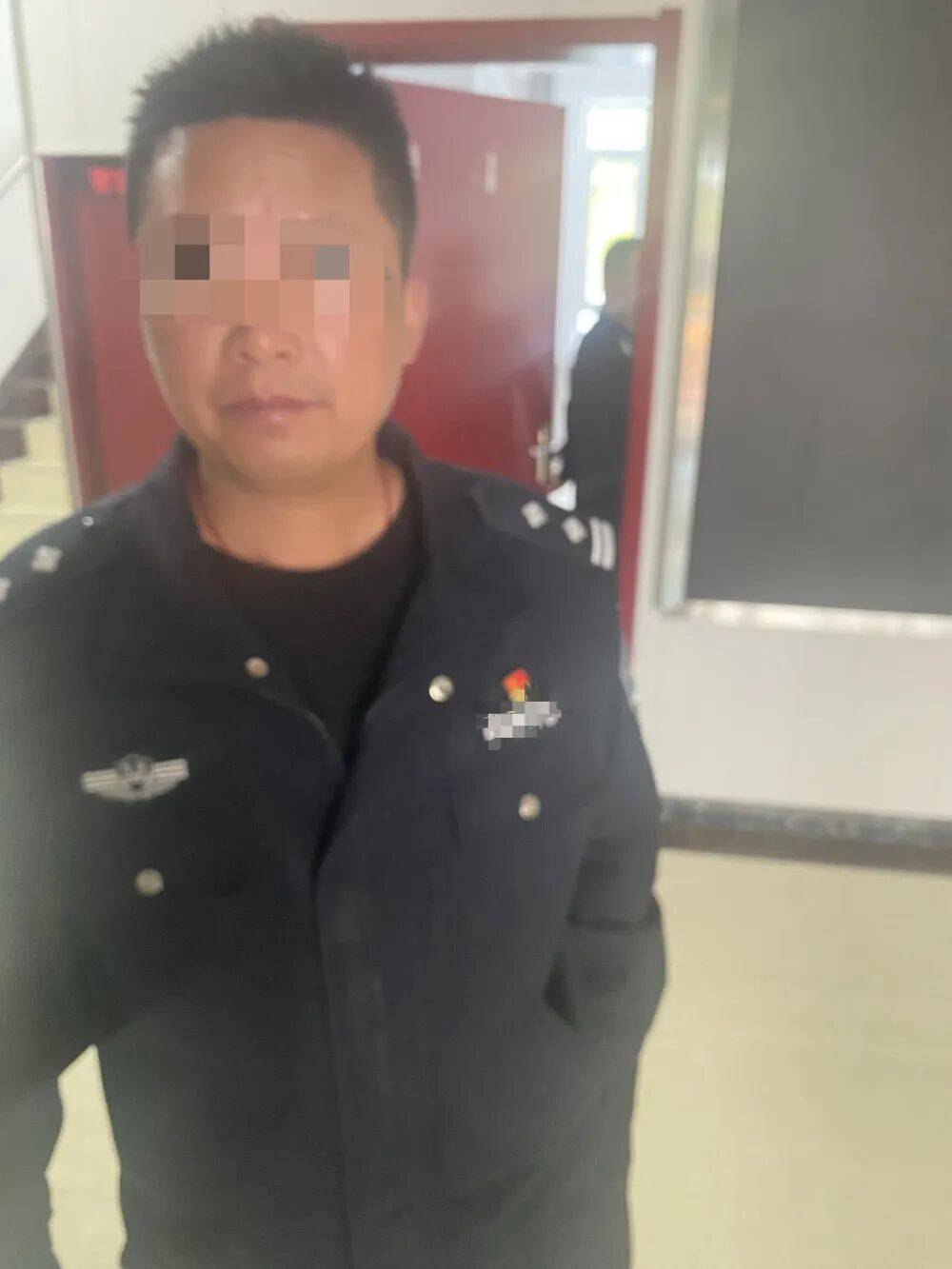 母亲派出所里遭民警责骂，男子插话后被拖进女厕群殴！涉案警员公开受审