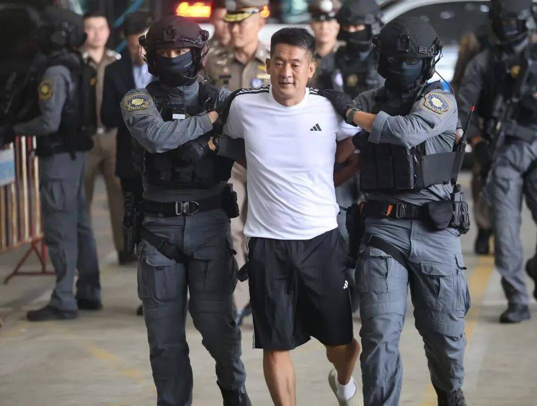 跨境网赌头目佘智江（湖南出生，后获柬埔寨国籍），被引渡回中国
