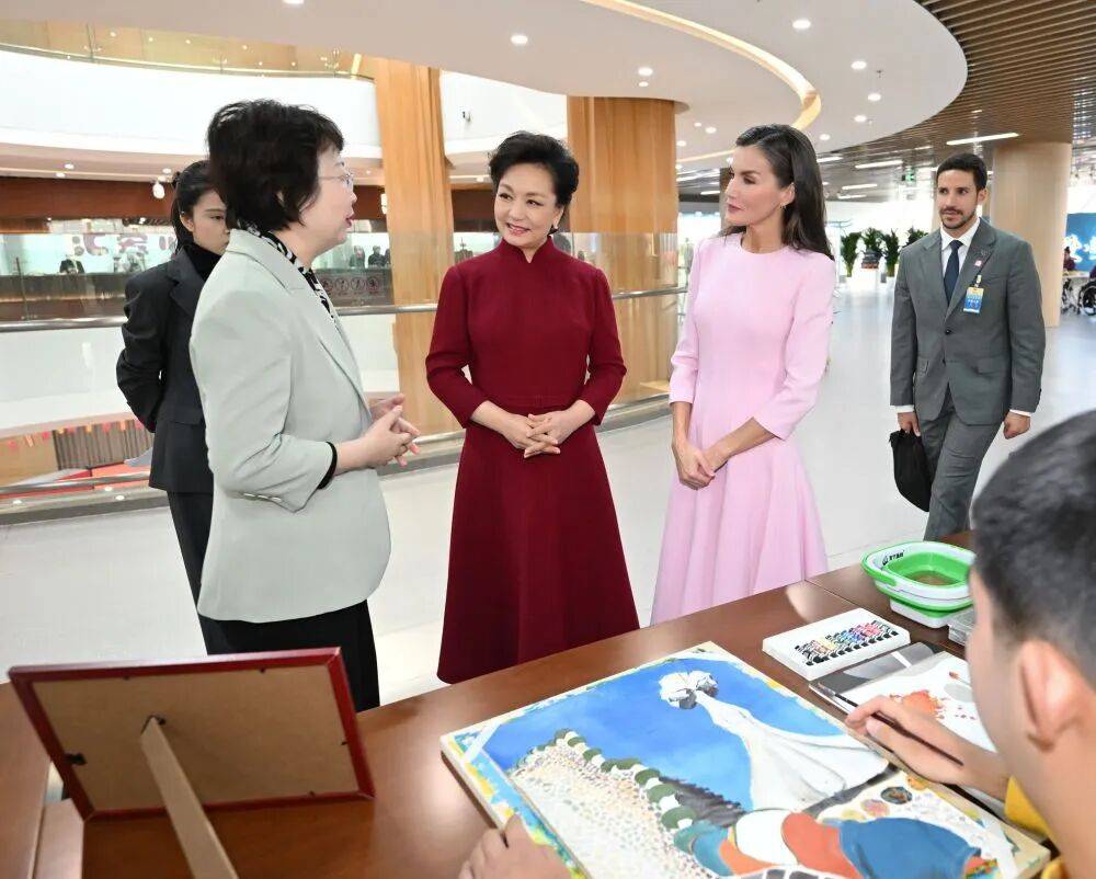彭丽媛同西班牙王后莱蒂西娅参观北京市残疾人服务示范中心