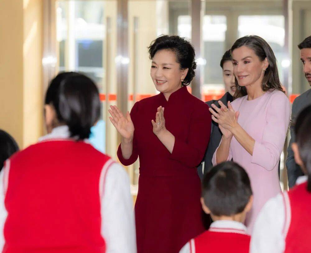 彭丽媛同西班牙王后莱蒂西娅参观北京市残疾人服务示范中心