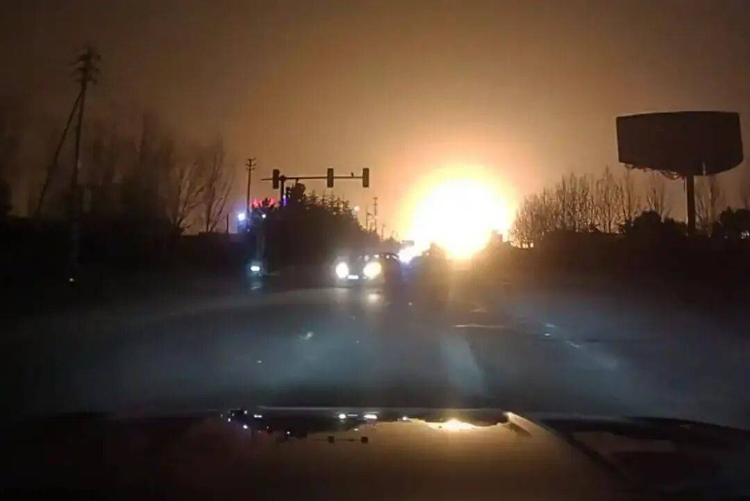 河南偃师一工厂疑发生爆炸,当地回应:再生资源公司发生火情,现场明火已扑灭,无伤亡