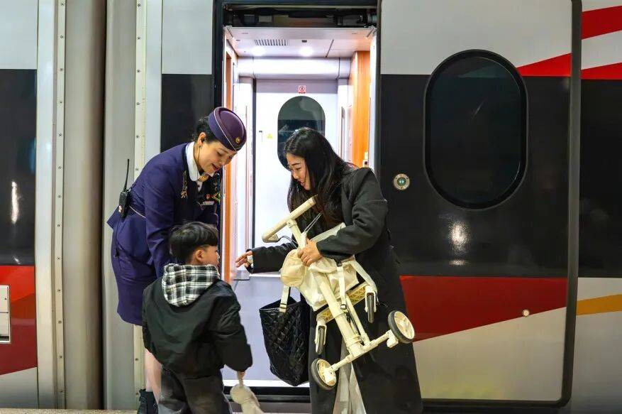 全程1318公里，中间只停一站！探访京沪间最快列车